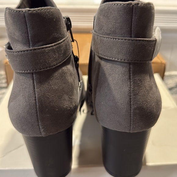 NWT size 11M boots. - Picture 7 of 9